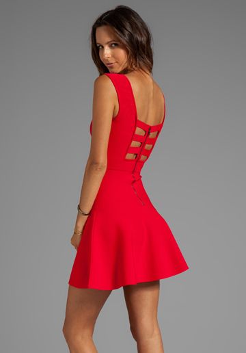 BCBGMAXAZRIA Back Cut-Out Klänning i Poppy |  Min stil |  Klänningar