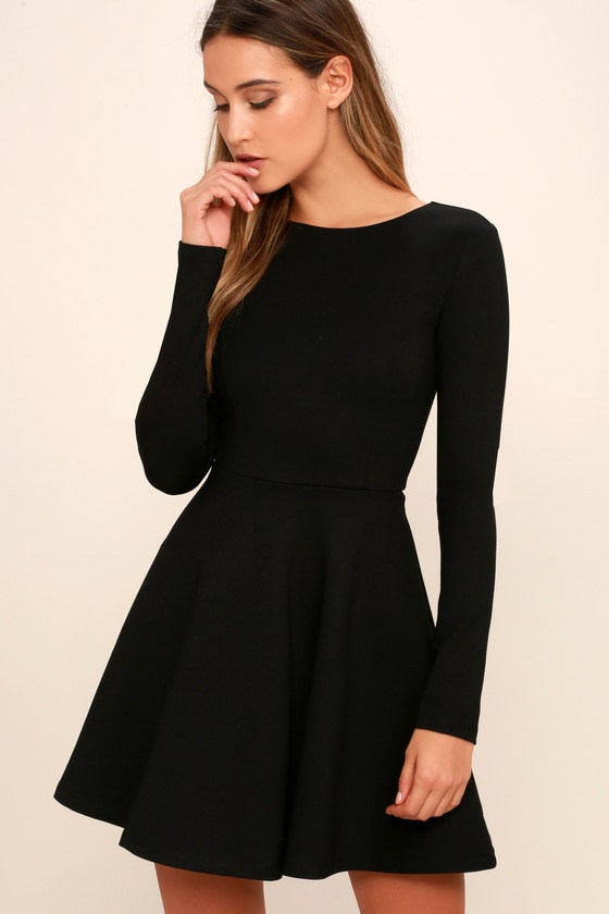 Söt svart klänning - långärmad klänning - skaterklänning