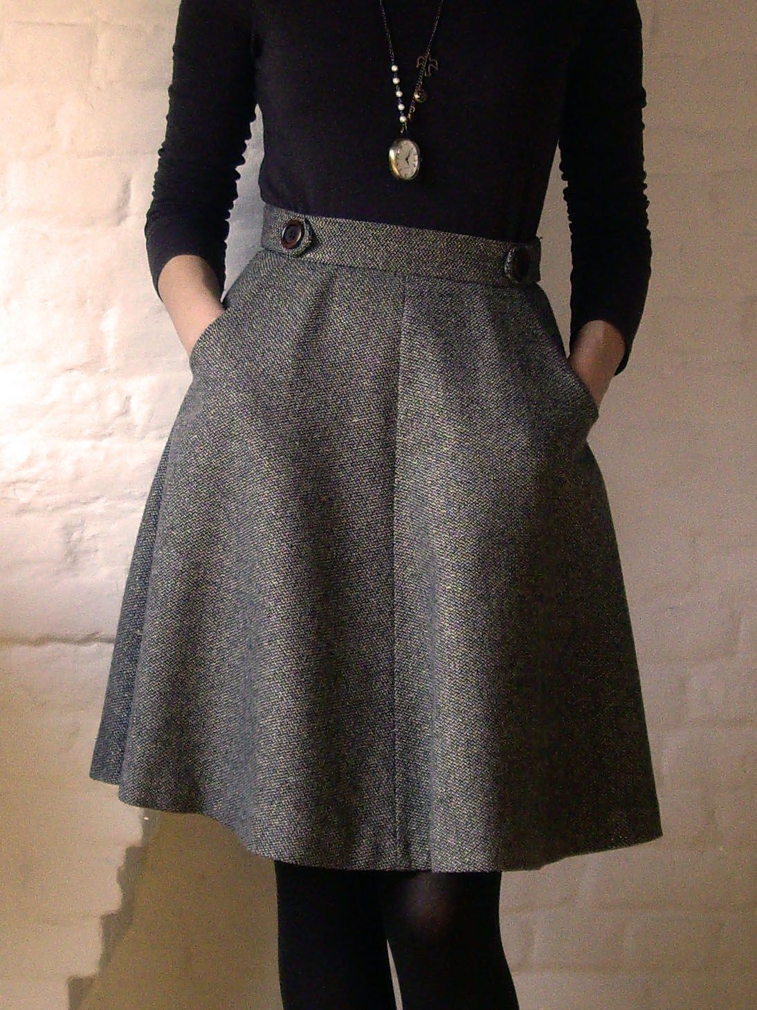 Hollyburn kjolmönster: hög midjad a-linje knälång kjol, klassisk men lätt att anpassa