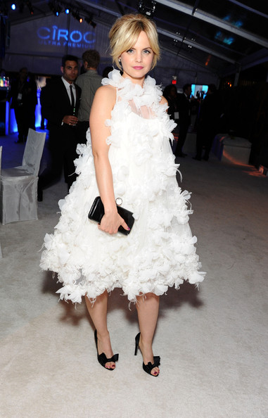 Mena Suvari bär en extravagant 2012 Oscars festklänning - kändis