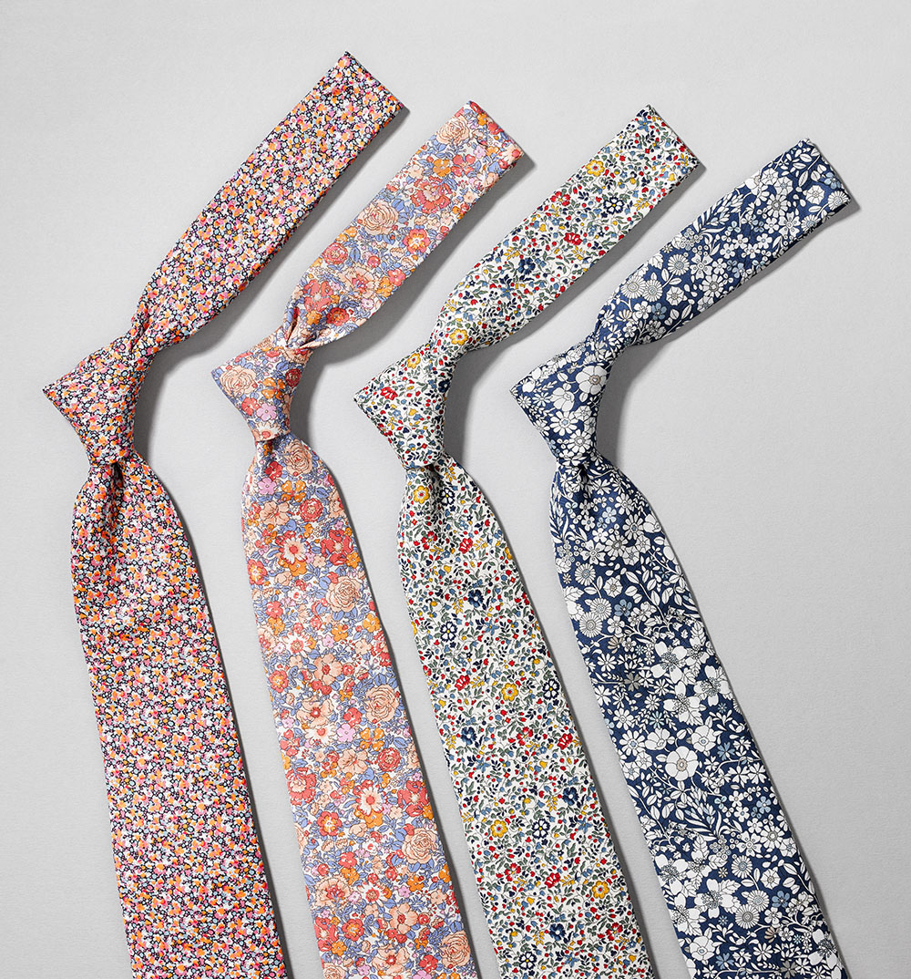 rad med fyra blommiga slipsar