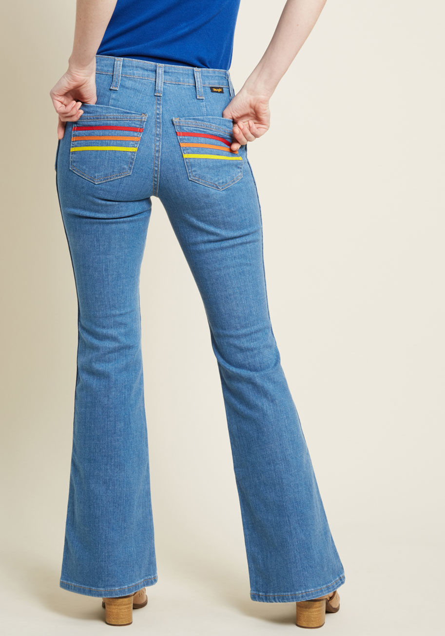 Utsvängda jeans wrangler wrangler x mc rainbow radiance utsvängda jeans - 33 tum mellanblå APIFIZB
