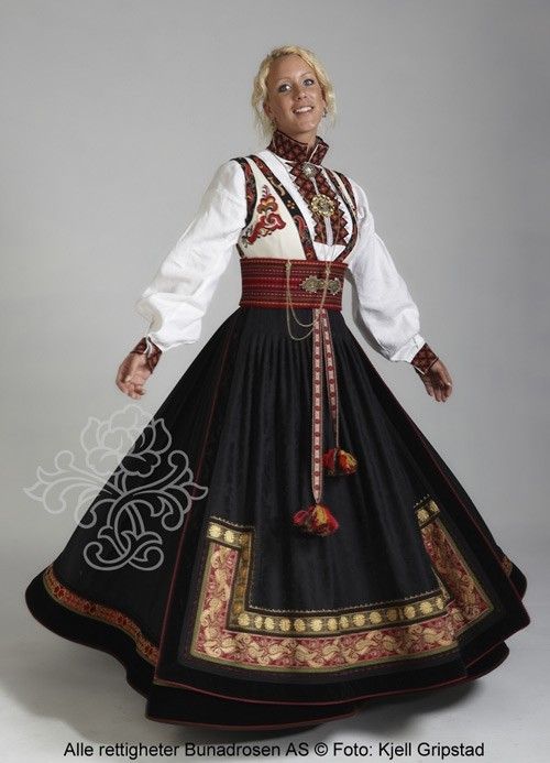 Nationalklänning (bunad) från Norge.  Den här heter
