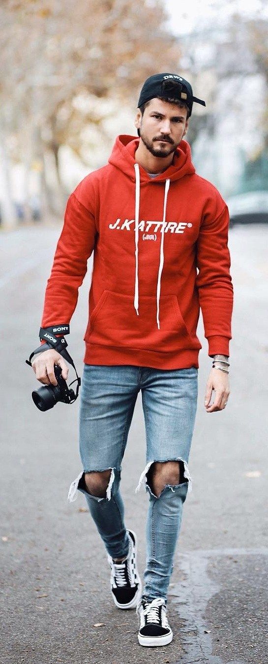 En röd hoodie: avslappnad del för fashionabla män