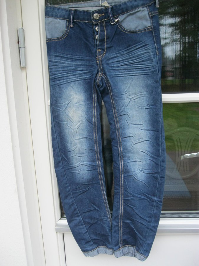 Jeans i storlek 128