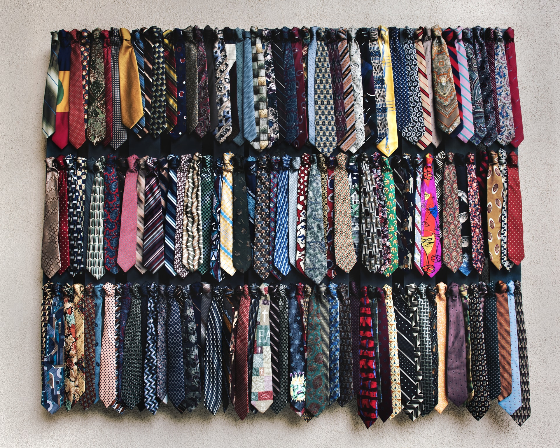 Lämplig slips till begravningen – diskreta mönster och färger