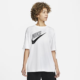 Nike T-shirts för kvinnor är funktionella och framhäver femininitet